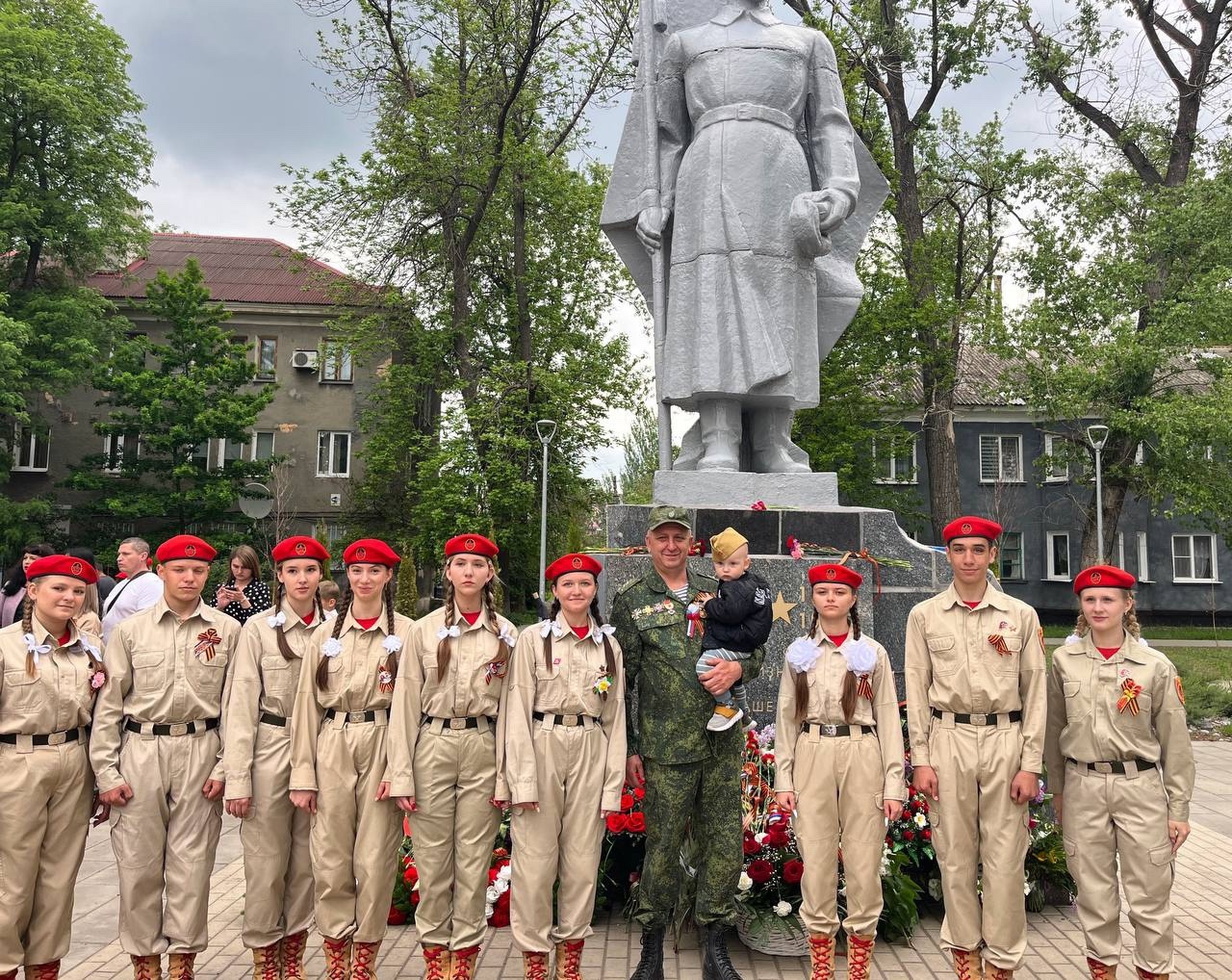 Юнармейцы возложили цветы.