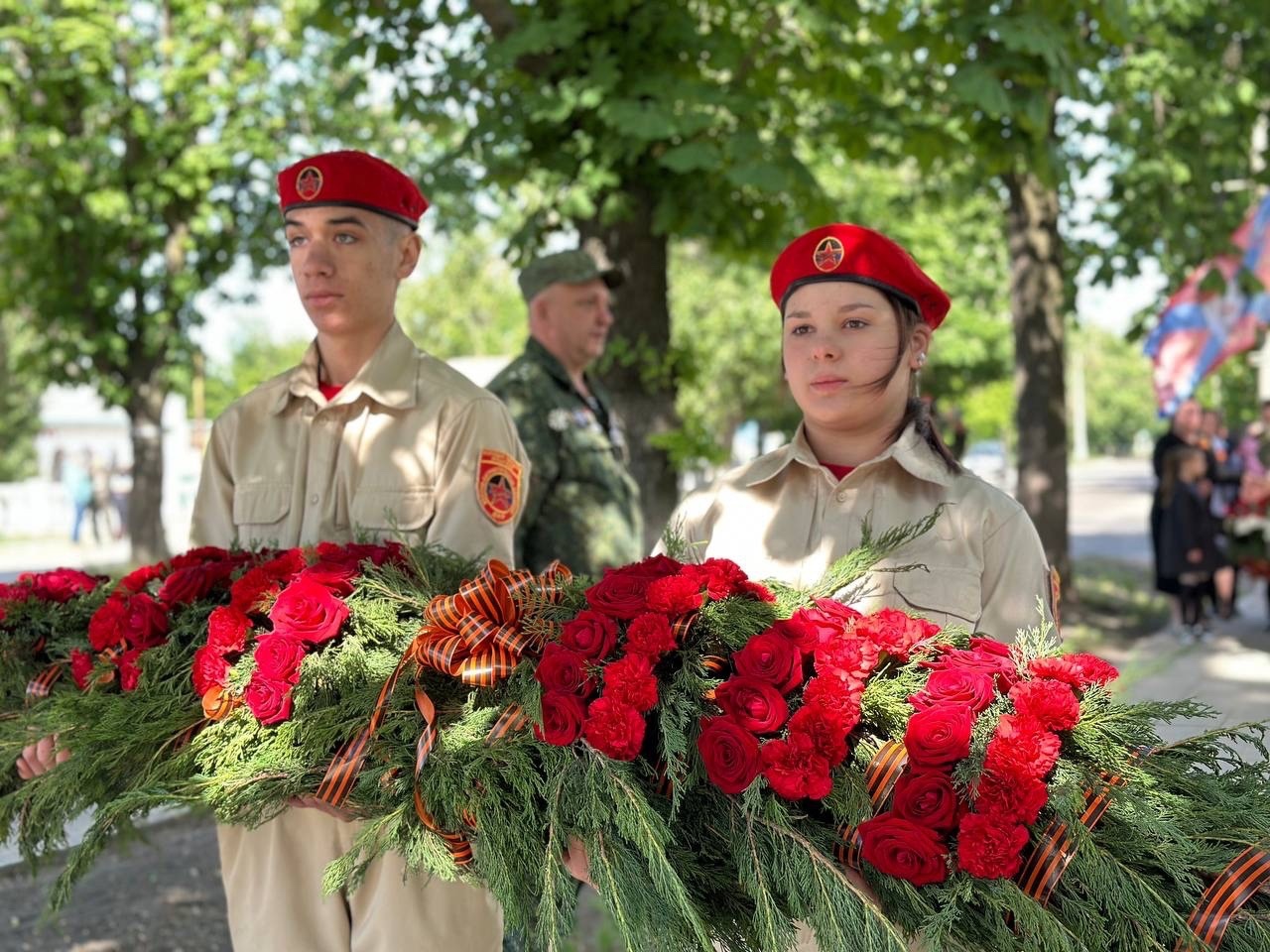 Возложение цветов.