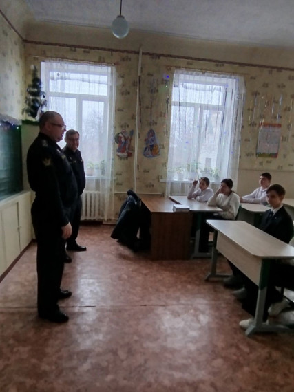 Дознаватель и судебный пристав встретились со школьниками.
